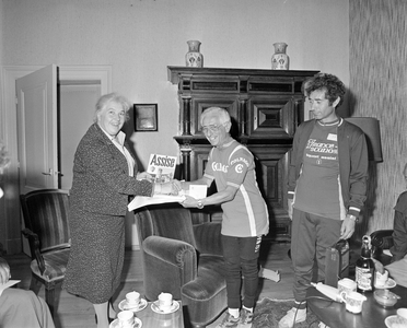 884284 Afbeelding van burgemeester mevr. drs. M.W.M. ('Lien') Vos-van Gortel, die een delegatie uit het Italiaanse ...